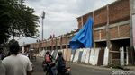 FOTO: Dua Pekerja Stadion di Kota Blitar Tertimpa Tembok