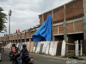 Hujan Disertai Angin, Tembok Stadion Blitar Roboh Timpa 2 Pekerja