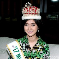 Untuk saat ini, Kevin mengesampingkan cita-citanya sebagai desainer interior agar dapat fokus pada panggilan besarnya sebagai Miss International 2017. Foto: Mohammad Abduh/Wolipop