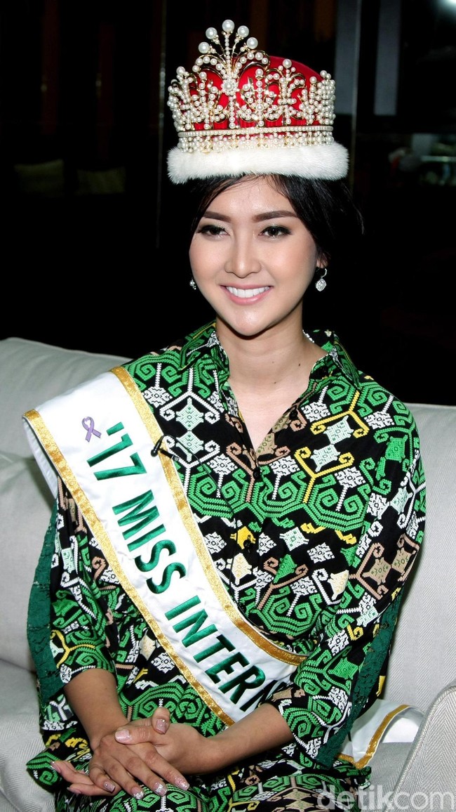 Untuk saat ini, Kevin mengesampingkan cita-citanya sebagai desainer interior agar dapat fokus pada panggilan besarnya sebagai Miss International 2017. Foto: Mohammad Abduh/Wolipop