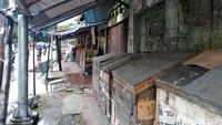 Tenda-tenda yang digunakan para PKL untuk menggelar dagangannya.