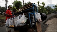 Tukang sayur yang masih berjualan dan menunggu pembeli untuk datang. Beberapa warga telah kembali ke desa mereka masing-masing dan melakukan aktivitas mereka seperti biasa. REUTERS/Darren Whiteside