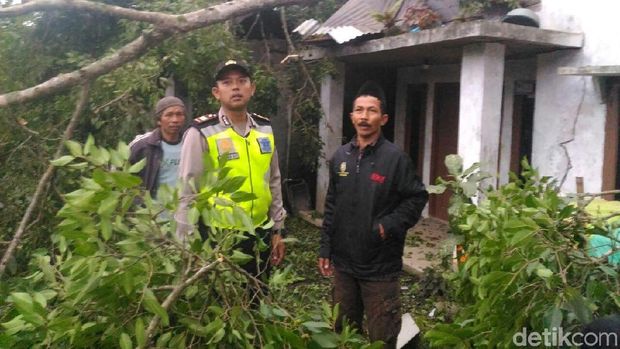 Angin Ribut Mengamuk 4 Desa di Banjarnegara, 1 Warga Tewas
