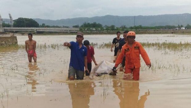 Ada dua korban banjir Pacitan yang ditemukan meninggal hari ini