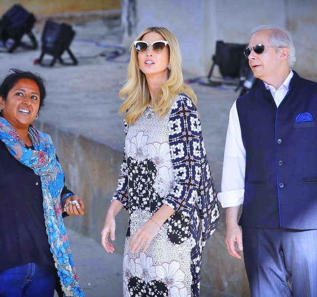 Ivanka Trump memakai gaun Biyan saat mengunjungi benteng Golconda di Hyderabad, Rabu lalu. Foto: Dok. Instagram