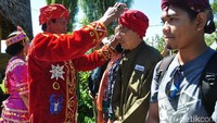 Tamu akan dikenakan siga atau ikat kepala adat. Lalu disambut dengan nyanyian lagu-lagu setempat oleh para pemuda-pemudi To Lindu atau anak-anak di Desa Puroo. Kemudian diterima di Pogombo Ada atau balai pertemuan adat (Mohammad Jafar Bua/detikTravel)