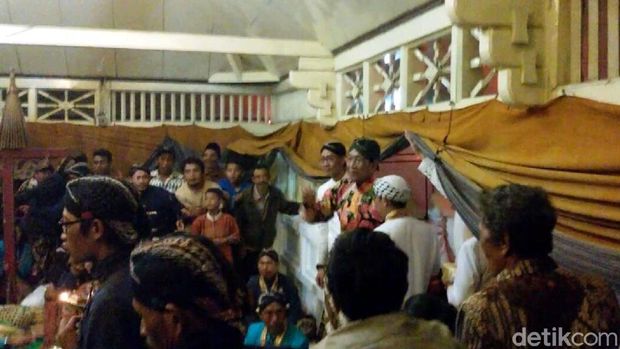 Raja Keraton Yogyakarta, Sri Sultan Hamengku Buwono X menyebar udhik-udhik sebelum kundur gangsa di Masjid Besar Kauman