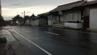 Pedagang banyak yang menutup dagangannya.