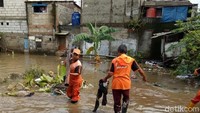 Ada 50-an rumah yang terdampak, kata Arief. Dia menyatakan, sejumlah anggota PPSU atau Pasukan Oranye Kelurahan Jatipadang sudah berada di lokasi melakukan penanganan. (Foto: Dok. Arief Syarifuddin/Istimewa)