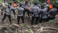 Tim SAR gabungan berusaha mengevakuasi korban yang tertimbun longsor di Pendoworejo, Girimulyo, Kulonprogo, DI Yogyakarta, Kamis (30/11). Andreas Fitri Atmoko/Antara Foto.