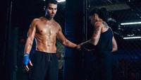 Alhasil, gaya hidup sehatnya membentuk otot-otot seksi di perutnya. Wah, wah, wah! Foto: Instagram/@joejonas