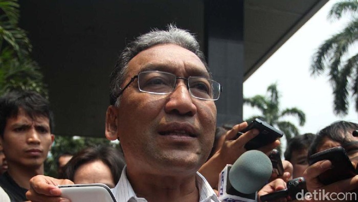 Dirjen pajak silih berganti selama era Presiden Susilo Bambang Yudhoyono (SBY) dan Presiden Joko Widodo (Jokowi). Mereka adalah Hadi Poernomo, Darmin Nasution, Tjiptardjo, Ahmad Fuad Rahmany, Sigit Priadi Pramudito, Ken Dwijugiasteadi, Robert Pakpahan