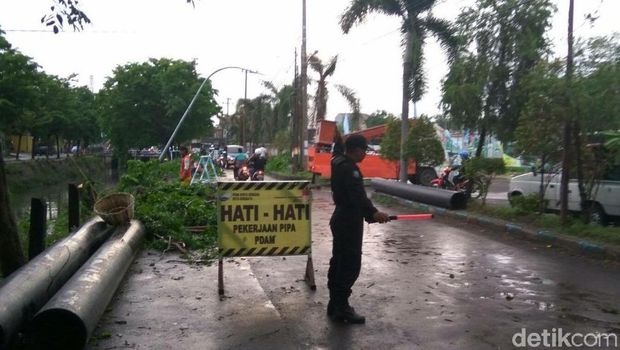 Arus lalu lintas sempat tersendat/