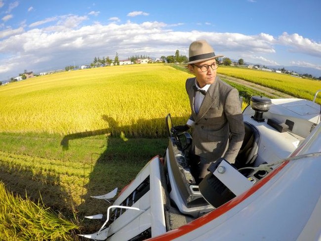 Awalnya, Kiyoto hanya memakai pakaian formal seperti itu pada hari-hari khusus. Pada akhirnya, ia pun memutuskan untuk selalu tampil terbaik ketika bekerja di sawah.Foto: Istimewa