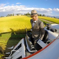 Awalnya, Kiyoto hanya memakai pakaian formal seperti itu pada hari-hari khusus. Pada akhirnya, ia pun memutuskan untuk selalu tampil terbaik ketika bekerja di sawah.Foto: Istimewa