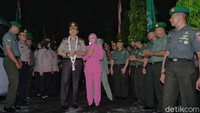 Suasana haru terlihat saat Kombes Pol M Iqbal meninggalkan Markas Korem 084/Bhaskara Jaya/Foto: Istimewa