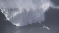Bahkan peselancar dari Australia dan Hawaii, yang negaranya dikenal punya ombak bagus, datang ke Praia do Norte untuk mencoba menaklukkannya (Lars Baron/Getty Images)