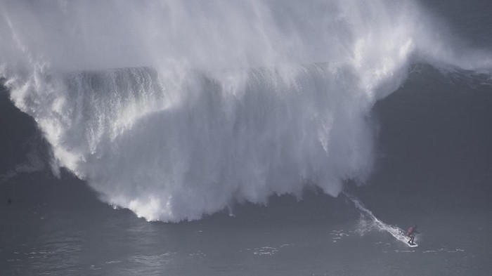 NAZARE, PORTUGAL - DECEMBER 16:  Huge waves are seend at Praia do Norte on December 16, 2016 in Nazare, Portugal. Because of the strong wind surfers could not ride the big waves.  (Photo by Lars Baron/Getty Images)