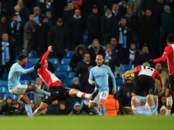 Saat laga seperti akan berakhir imbang, Sterling muncul sebagai pahlawan. Dia mencetak gol di detik-detik terakhir laga, tepatnya menit ke-96, untuk memastikan kemenangan City. Foto: Dan Mullan/Getty Images