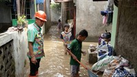 Diketahui tanggul Kali Pulo di RT 03 RW 06, Jatipadang, Jakarta Selatan, jebol dan menggenangi rumah warga pada Selasa (21/11) malam. (Foto: Dok. Arief Syarifuddin/Istimewa)