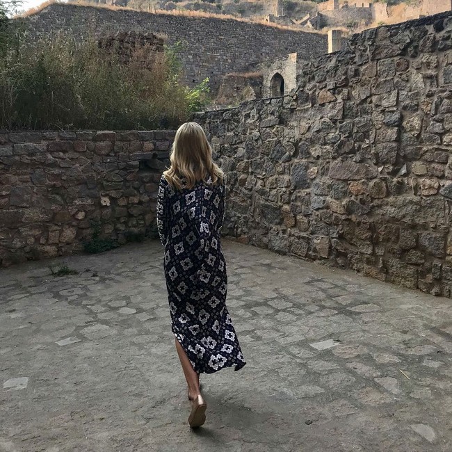 Ivanka Trump tampak menyukai gaun double slit rancangan Biyan ini. Lewat Instagramnya, Ivanka mengabadikan berbagai angle gaun yang memiliki dua motif berbeda di sisi depan dan belakangnya. Foto: Dok. Instagram