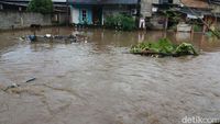 Tanggul Kali Pulo di wilayah Jatipadang jebol