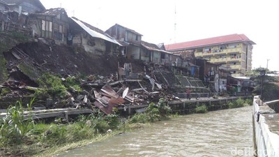 Foto: Melihat Longsor di Bantaran Kali Code Yogyakarta