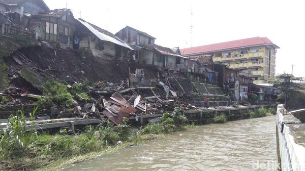 Foto: Melihat Longsor di Bantaran Kali Code Yogyakarta