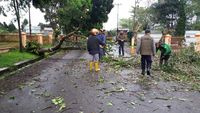Begini Dampak Sapuan Badai Menerjang Lembang