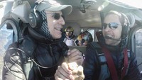 Di dalam pesawat sudah ada kru yang menyambutnya. Sang pilot dan asistennya tampak senang atas pencapaian tersebut (Thibault Gachet/Handout via Reuters)