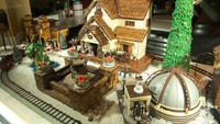 Rumah kue jahe juga bisa dibuat dengan mengusung konsep musim gugur. Gunakan kukis jahe, dark chocolate, gula halus dan madu agar rasanya manis. Foto: Istimewa