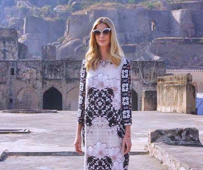 Gaun rancangan Biyan hadir dengan nuansa monokrom yang modern, tentu tampil dengan detail yang kaya khas Biyan dari embroidery bunga dan aplikasi beads di leher. Foto: Dok. Instagram