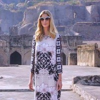 Gaun rancangan Biyan hadir dengan nuansa monokrom yang modern, tentu tampil dengan detail yang kaya khas Biyan dari embroidery bunga dan aplikasi beads di leher. Foto: Dok. Instagram