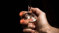 Kingsway dari Phoenix Cocktail Club, Milwaukee, memberikan kesan serius tapi ceria layaknya Pangeran Harry. Minuman ini terbuat dari Courvousier VS, Campari, sirup madu (2:1), lemon segar, Angostura Orange Bitter, dan zest jeruk. Foto: Istimewa