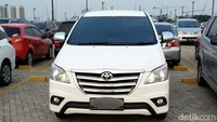 Parkir asal-asalan ini bisa berarti mobil yang diparkir di antara garis pembatas parkir. Medos/Istimewa.