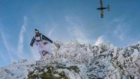 Adalah Fred Fugen dan Vince Reffet, 2 orang pemberani yang dikenal sebagai Soul Flyers yang berhasil melakukan aksi berbahaya ini. Dengan memakai wingsuit, mereka sukses meluncur masuk ke dalam pesawat yang sedang mengudara di ketinggian sekitar 13 ribu kaki atau setara 4.157 meter (Thibault Gachet/Handout via Reuters)