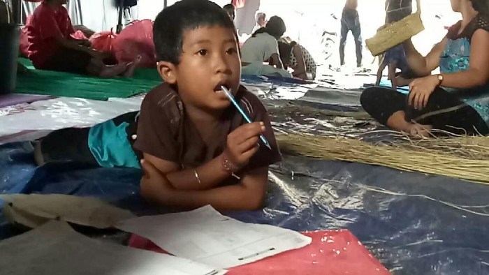 Begini Kesulitan Anak-anak Saat Belajar di Pengungsian Gunung Agung