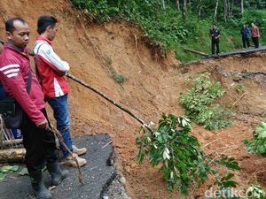 Jalan Ambrol Karena Longsor, Akses 4 Desa di Purworejo Terputus