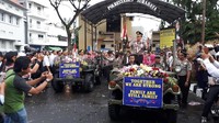 M Iqbal diarak keliling menggunakan jeep terbuka dikawal komunitas sepeda motor difabel/Foto: Zaenal Effendi