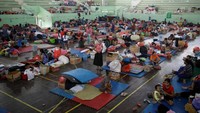 Selain ditenda, sejumlah warga juga ditampung di gelanggang olah raga. Darren Whiteside/Reuters.