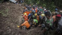 Akibat tanah longsor yang terjadi pada Rabu (29/11) karena intensitas hujan yang tinggi itu dua orang tewas dan dua rumah tertimbun longsor. Andreas Fitri Atmoko/Antara Foto.