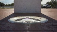 Tepat pada pukul 11.11 siang di hari veteran (11 November), sinar matahari akan melewati lubang-lubang berbentuk elips yang ada di 5 pilar monumen dan menyinari lambang Amerika Serikat yang ada di depan monumen itu secara sempurna.