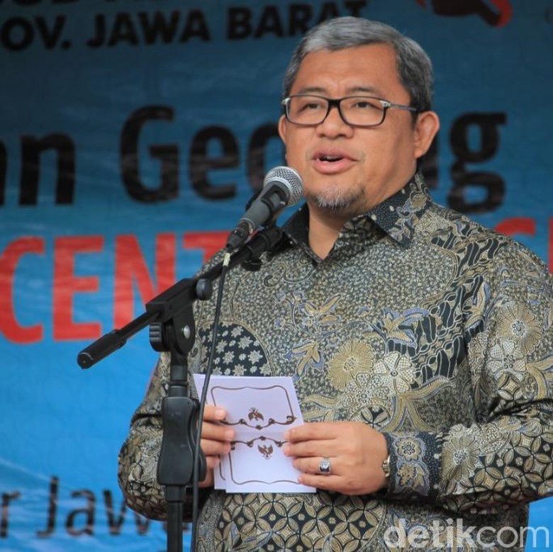 Pemprov Jabar Targetkan 2 Juta Serapan Tenaga Kerja Hingga 2018 Pemprov Jabar Targetkan 2 Juta Serapan Tenaga Kerja Hingga 2018