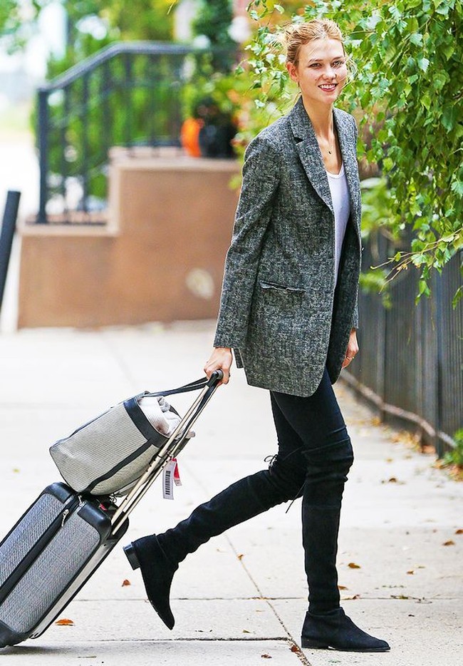 Ikuti cara Karlie Kloss tetap hangat namun stylish dan profesional di musim hujan. Untuk tampilan ini, wool coat atau blazer adalah kuncinya. Foto: Ist.