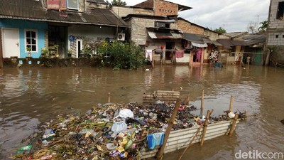 Tanggul Jatipadang Jebol Lagi! Begini Penampakannya
