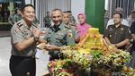 Foto: Keren, Ini Cara TNI Lepas Kapolrestabes Surabaya