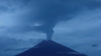Gunung Agung yang masih mengeluarkan asap dan debu. Status Gunung Agung turun menjadi level III (Siaga) dari yang sebelumnya level IV (Awas). REUTERS/Darren Whiteside