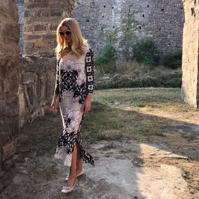 Melengkapi gaunnya, Ivanka Trump melepas sepatu hak tinggi dan menggantinya dengan flat shoes nuansa emas dan beads. Tak lupa kacamata hitam yang chic untuk menyempurnakan penampilan kasualnya kali ini. Foto: Dok. Instagram