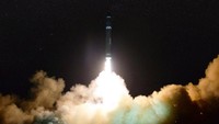 Menurut Korut dan para ahli, rudal Hwasong-15 ini bisa mencapai daratan utama Amerika Serikat. (Foto: Dok. REUTERS/KCNA)