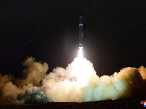 Saat Rudal Mengerikan Korut Jadi Sasaran Selfie Warga